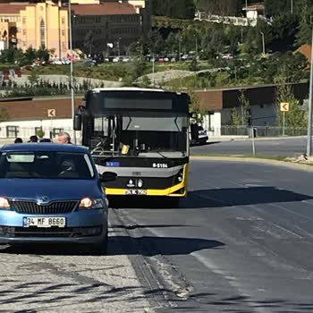 İETT - İstanbul Elektrik Tramvay Tünel 79k Otobüsünün Yolcu İndirmesi
