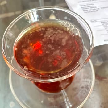 Sunny Çaycı Boyalı Çay Yapıyor