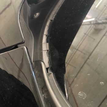 BMW F30 Kol Döşemelerinin Soyulması Ve Cam Fitilinin Çatlaması