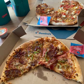 Domino's Pizza Erenköy Şubeniz Sarımsak Kenar Farkını Cebe Atıyor