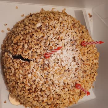 Mado Kesilmiş Ve Mumları Üstünde Pasta Yolladı