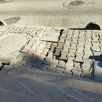 İstanbul Büyükşehir Belediyesi (İBB) Evimizin Önündeki Kaldırımlarda Çökmeler Var