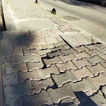 İstanbul Büyükşehir Belediyesi (İBB) Evimizin Önündeki Kaldırımlarda Çökmeler Var