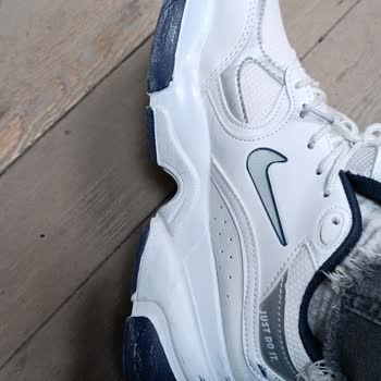 Zelisinayakkabilari1 (Instagram) Sattığı Ayakkabıya Sahip Çıkmadı