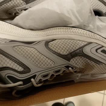 Sneakers Spor Ayakkabı (Instagram: sneakersturkiye) Sneakers Marka Ayakkabı Yırtılması