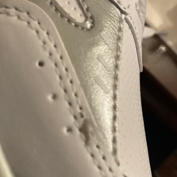 Trendayakkabim06 (Instagram) Gelen Ayakkabılarım Resmen Kokuyor Ve Boyası Akmış