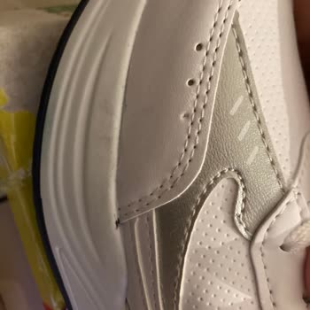 Trendayakkabim06 (Instagram) Gelen Ayakkabılarım Resmen Kokuyor Ve Boyası Akmış