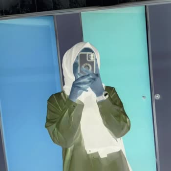 iPhone Kilit Ekranı Rengi Değişiyor