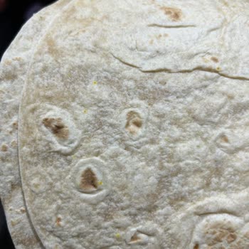 Untad Tam Buğdaylı Lavaş Üzerinde Bozulma Belirtisi Sarı Benek Mevcut