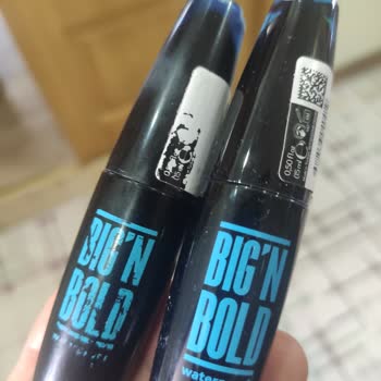 Flormar Bıg'n Bold Suya Dayanıklı Maskara Akıyor.