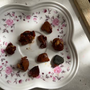 Çilek Pastaneleri Pastadan Çıkan Taş Ve Badem Kabukları