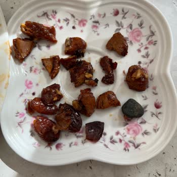 Çilek Pastaneleri Pastadan Çıkan Taş Ve Badem Kabukları