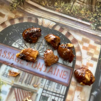 Çilek Pastaneleri Pastadan Çıkan Taş Ve Badem Kabukları