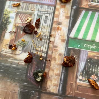 Çilek Pastaneleri Pastadan Çıkan Taş Ve Badem Kabukları