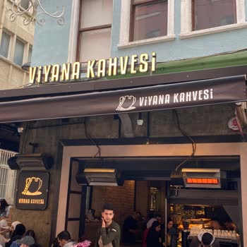 Galata Kulesi Viyana Kahvesi Turist Sever