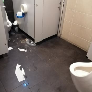 Ege Park WC'ler Çok Kötü Ve Mikrop Yuvası!