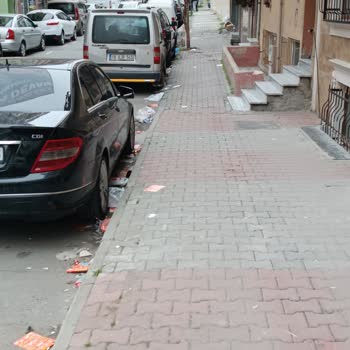 İstanbul Büyükşehir Belediyesi (İBB) Sokak 4 Gündür Temizlenmiyor