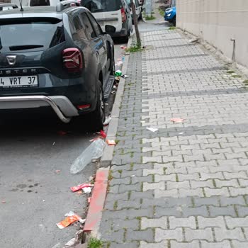 İstanbul Büyükşehir Belediyesi (İBB) Sokak 4 Gündür Temizlenmiyor