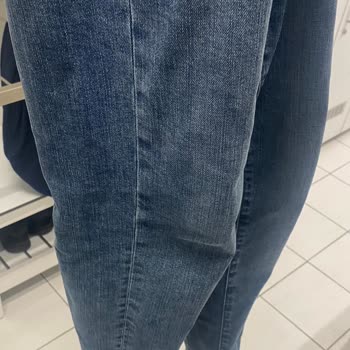 Mavi Pantolon Diz İzi Yaptı