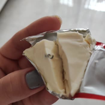 Pınar Üçgen Peynir İçinden Çıkan Tel