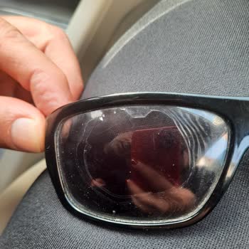 Emporio Armani Güneş Gözlüğü Camları Bozuldu