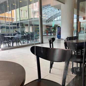 Starbucks Coffee Kaba Davranış Ve Kirli Oturma Yeri!