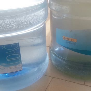 Billur Su Markalı Damacana Yeşil Renge Büründü...