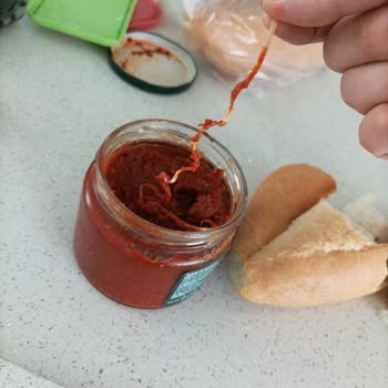 BİM Bol Bol Kahvaltılık Sos İçinden Bir Şey Çıkması