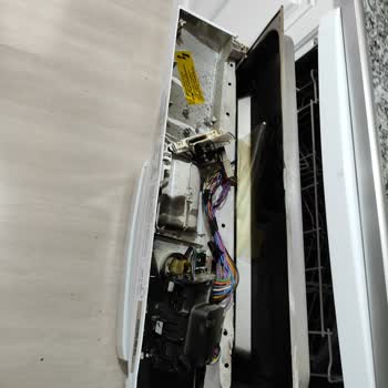 Arçelik Marka Bulaşık Makinesi Çalışır Vaziyette Yandı