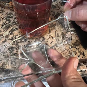 BİM Kulp Elimizde Kaldı Dolu Bardak Yere Düştü. Oğlumun Üzerine Düşseydi?!