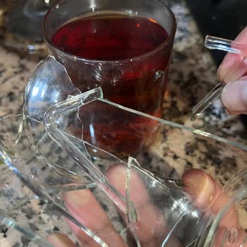 BİM Kulp Elimizde Kaldı Dolu Bardak Yere Düştü. Oğlumun Üzerine Düşseydi?!