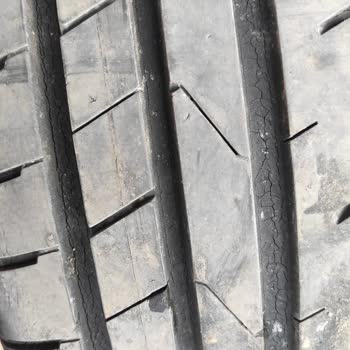 Petlas Marka Yaz Lastiği Derin Çatlamalar