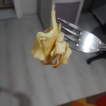 Liva Pastanesi (livashop.com) Verdiğim Su Böreği İçinde Kıl Çıktı