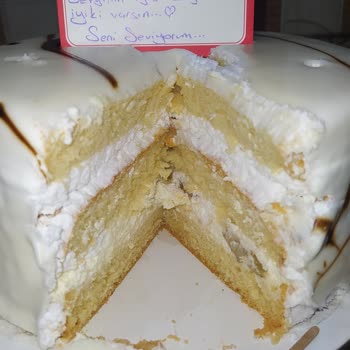 Tatlı Park Doğum Günü Pastası Sadece Kek Ve Krem Şantiden İbaret
