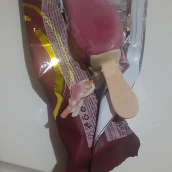 BİM Adora Dondurma İçinden Çubuk (tahta) Çıktı.