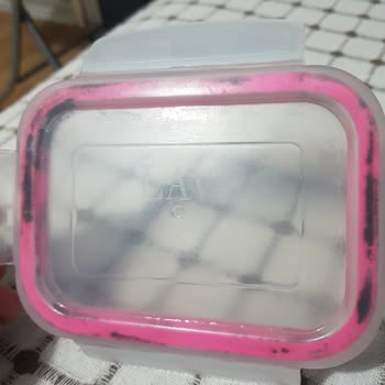 Lav Saklama Kabı Üzerindeki Lastik Karardı