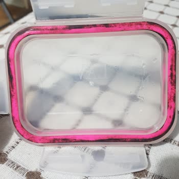 Lav Saklama Kabı Üzerindeki Lastik Karardı