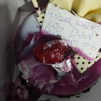 Ömürlü Pastanesi Pasta Diye Dondurma Sattılar Resmen.