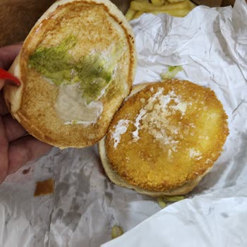 Burger King Hamburger İçinde Çürük Malzeme Çıktı