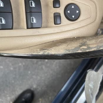 BMW Marka Aracın Kapı Kollarındaki Deri Kısımlarının Erimesi Hakkında