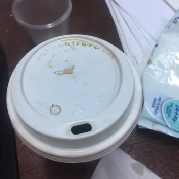 Starbucks Coffee Bardak Ve Kapak Uyumsuzluğu Yüzünden Dökülen Kahve!