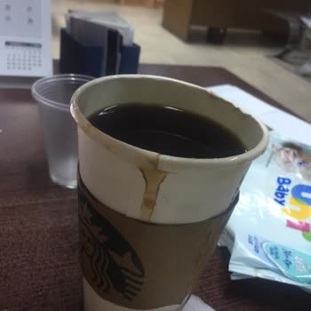 Starbucks Coffee Bardak Ve Kapak Uyumsuzluğu Yüzünden Dökülen Kahve!