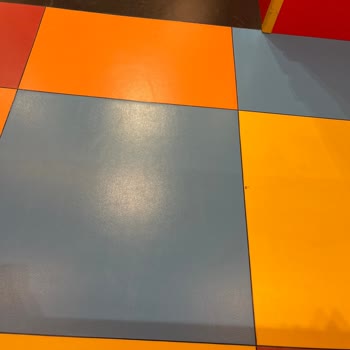 Hilltown Playland Yer Döşemeleri Çocuklar İçin Uygun Değil