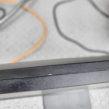 Ayes Elektronik LG Servisi Sıkıntılı Monitörü Onarım Yaparken Kenarını Kırmışlar