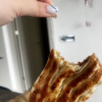 Altın Başak Sarıyer Börekçisi Pideden Çıkan İp