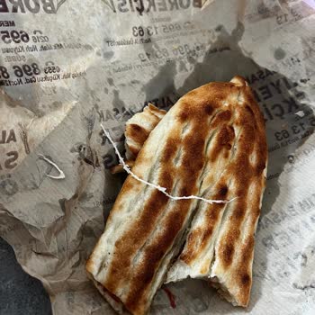 Altın Başak Sarıyer Börekçisi Pideden Çıkan İp