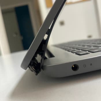 Lenovo Bilgisayar Lenovo Ideapad Kronik Menteşe Sorunu