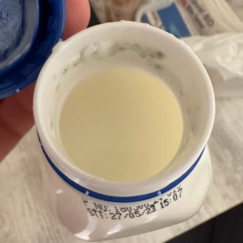 Sakıpağa Ürünleri Bozulmuş Ayran İçinde Parçacıklar Olan Yeşil Küflenmiş Ürün