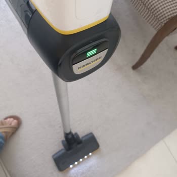 Karcher Dikey Süpürge Süpürdüğünü Geri Bırakıyor