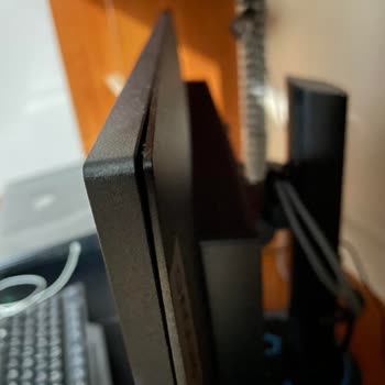 Lenovo Bilgisayar Monitör Kenarından Açıldı